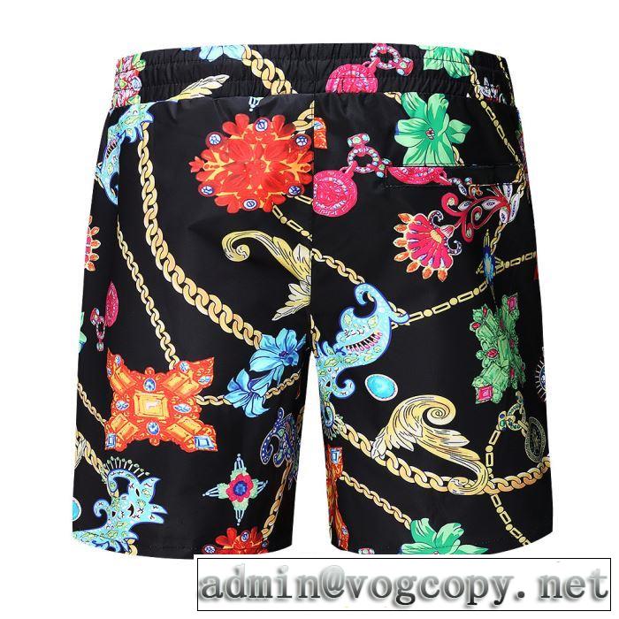 海外セレブは大人気 おしゃれな夏ファッション2019 ヴェルサーチVERSACE デニムパンツ