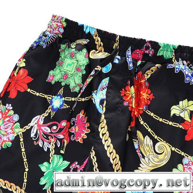 海外セレブは大人気 おしゃれな夏ファッション2019 ヴェルサーチVERSACE デニムパンツ