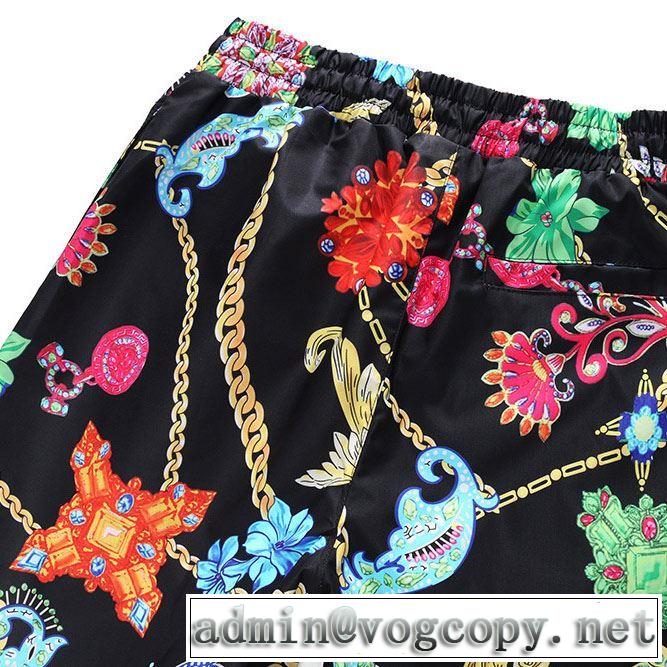 海外セレブは大人気 おしゃれな夏ファッション2019 ヴェルサーチVERSACE デニムパンツ