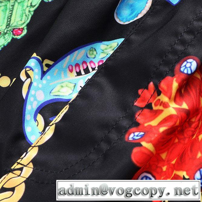 海外セレブは大人気 おしゃれな夏ファッション2019 ヴェルサーチVERSACE デニムパンツ