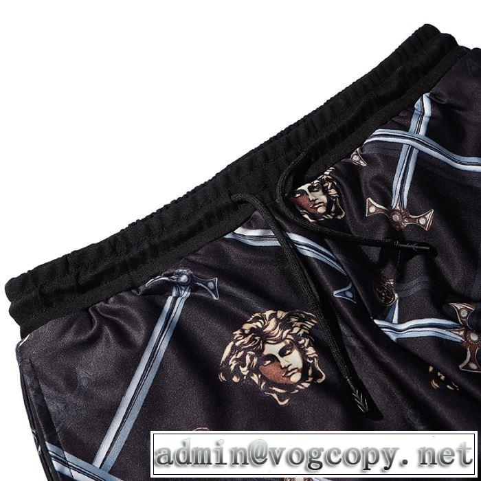 2019春夏の大注目トレンド ヴェルサーチVERSACE デニムパンツ   今年の夏は着こなし