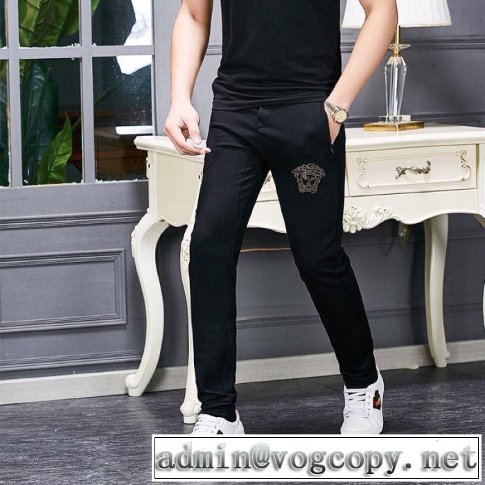 デニムパンツ 2019年の春夏に着たい 2019年春夏流行ファッション ヴェルサーチVERSACE