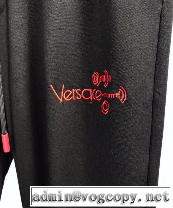デニムパンツまずは定番！人気アイテム 2019春夏の大注目トレンド ヴェルサーチVERSACE