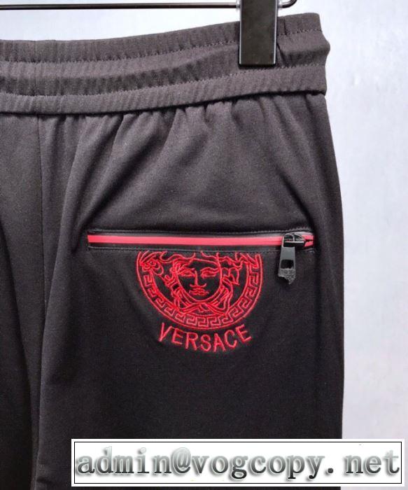 デニムパンツまずは定番！人気アイテム 2019春夏の大注目トレンド ヴェルサーチVERSACE