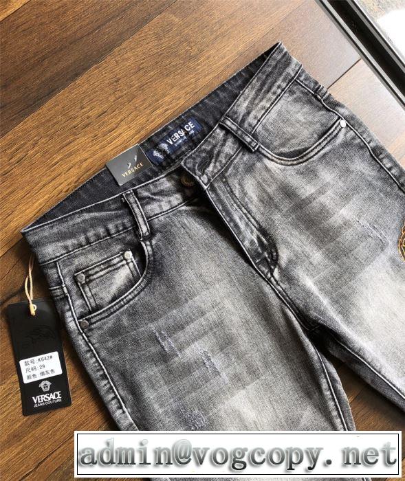海外セレブは大人気 おしゃれな夏ファッション2019 ヴェルサーチVERSACE デニムパンツ