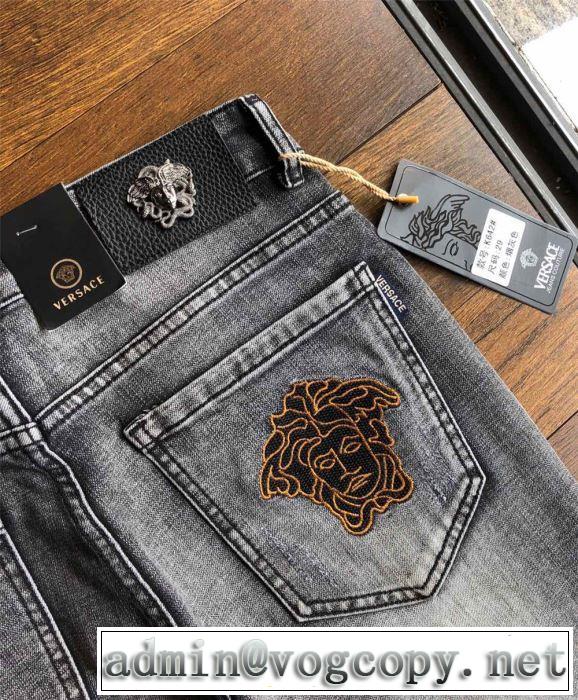 海外セレブは大人気 おしゃれな夏ファッション2019 ヴェルサーチVERSACE デニムパンツ