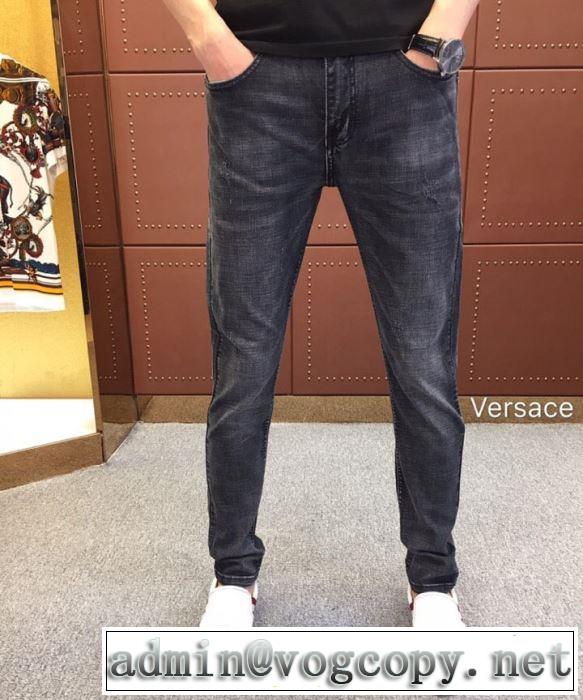デニムパンツ 定番のスタイル春夏限定 2019年春夏流行ファッション ヴェルサーチVERSACE