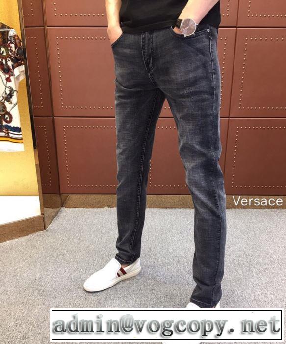 デニムパンツ 定番のスタイル春夏限定 2019年春夏流行ファッション ヴェルサーチVERSACE