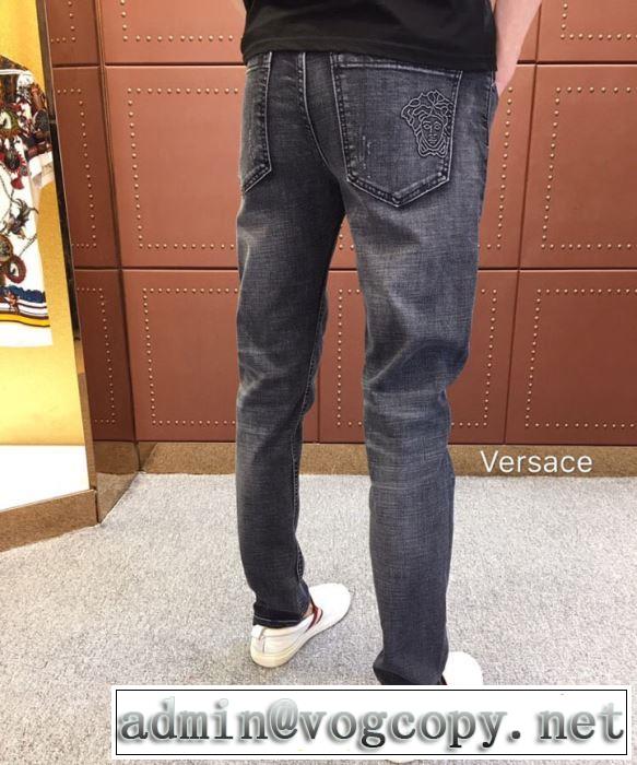 デニムパンツ 定番のスタイル春夏限定 2019年春夏流行ファッション ヴェルサーチVERSACE