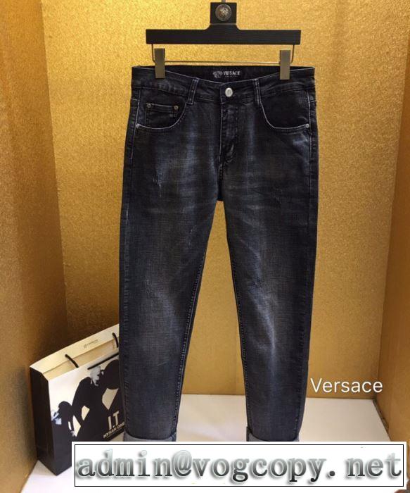 デニムパンツ 定番のスタイル春夏限定 2019年春夏流行ファッション ヴェルサーチVERSACE
