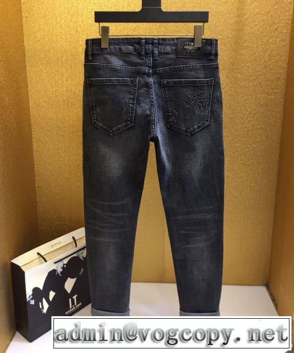 デニムパンツ 定番のスタイル春夏限定 2019年春夏流行ファッション ヴェルサーチVERSACE