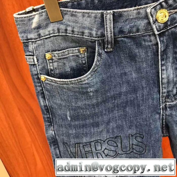 すっきりした印象に ヴェルサーチキレイめ感が強い VERSACE ジーパン パンツ 2019春夏は人気定番