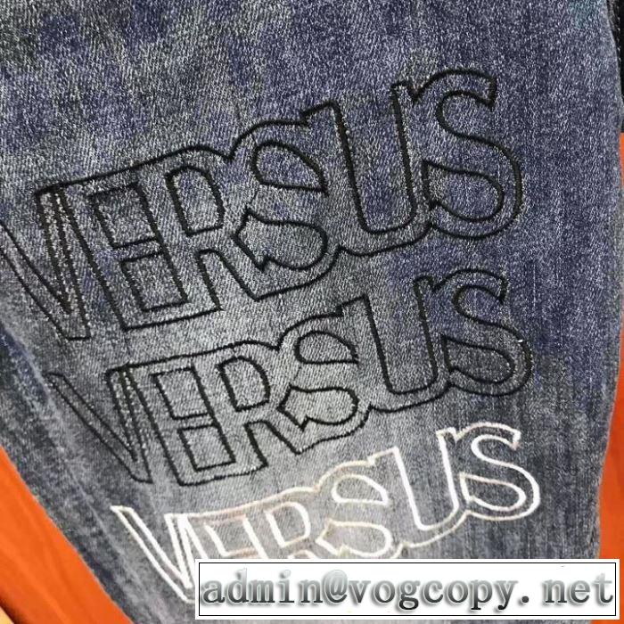 すっきりした印象に ヴェルサーチキレイめ感が強い VERSACE ジーパン パンツ 2019春夏は人気定番