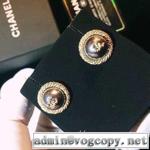 ピアス 大人っぽく仕上げ CH CH 今流行のストリート上品 2019春夏も引き続きトレンド