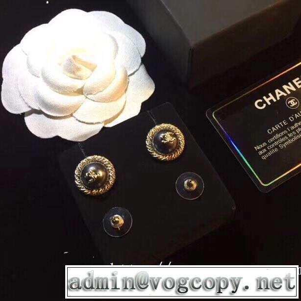 ピアス 大人っぽく仕上げ CH CH 今流行のストリート上品 2019春夏も引き続きトレンド
