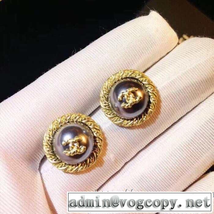 ピアス 大人っぽく仕上げ CH CH 今流行のストリート上品 2019春夏も引き続きトレンド