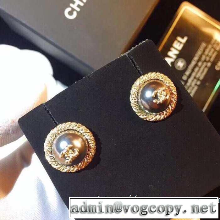 ピアス 大人っぽく仕上げ CH CH 今流行のストリート上品 2019春夏も引き続きトレンド