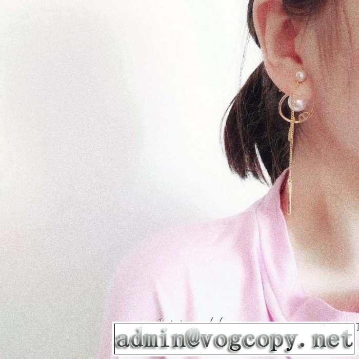 2019年最新ファッション 夏の大人カジュアルスタイル ディオール DIOR リラックス感のあるゆったり ピアス