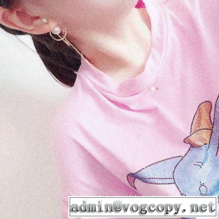 2019年最新ファッション 夏の大人カジュアルスタイル ディオール DIOR リラックス感のあるゆったり ピアス