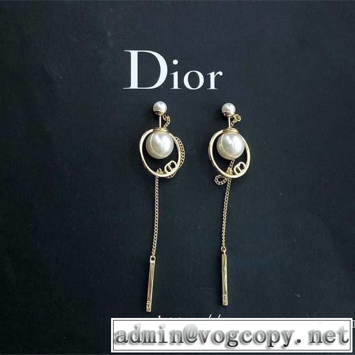 2019年最新ファッション 夏の大人カジュアルスタイル ディオール DIOR リラックス感のあるゆったり ピアス