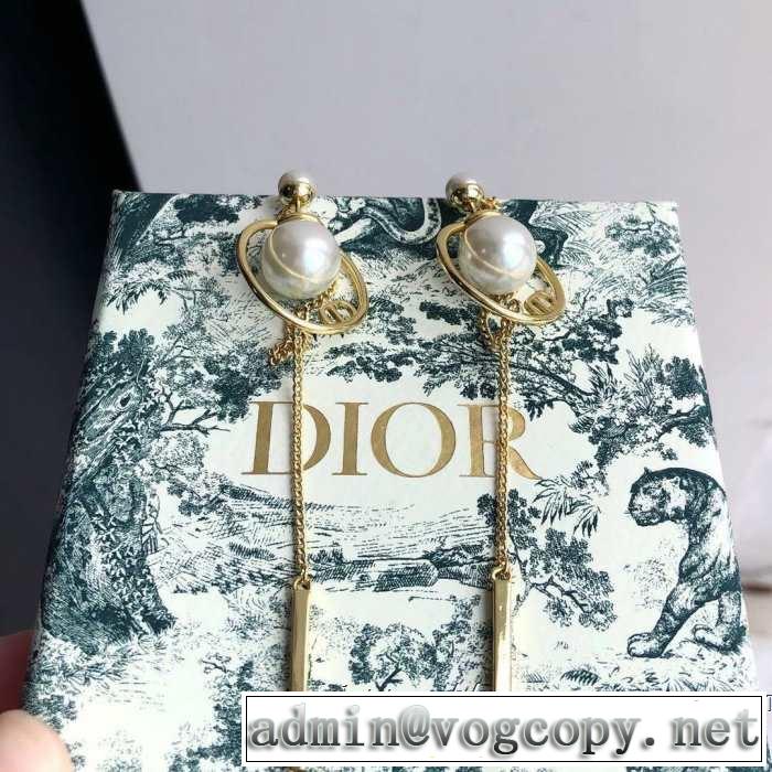 2019年最新ファッション 夏の大人カジュアルスタイル ディオール DIOR リラックス感のあるゆったり ピアス