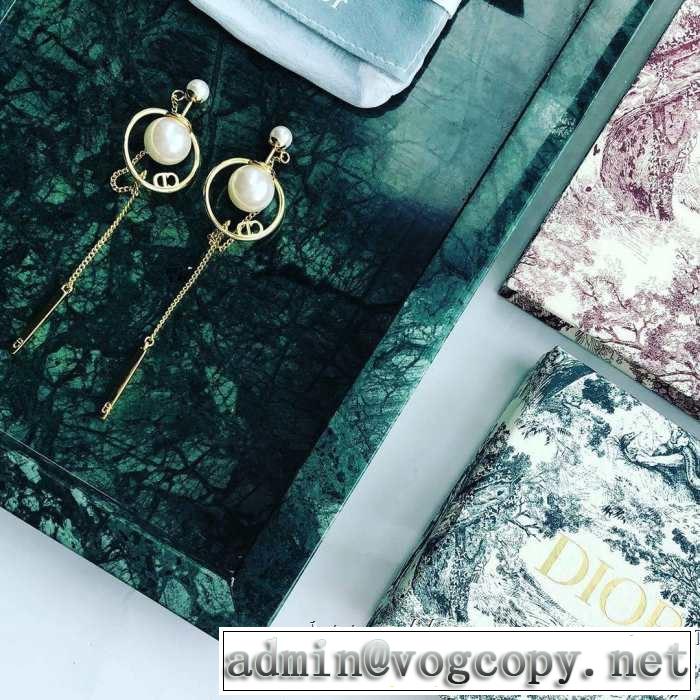 2019年最新ファッション 夏の大人カジュアルスタイル ディオール DIOR リラックス感のあるゆったり ピアス