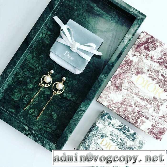 2019年最新ファッション 夏の大人カジュアルスタイル ディオール DIOR リラックス感のあるゆったり ピアス