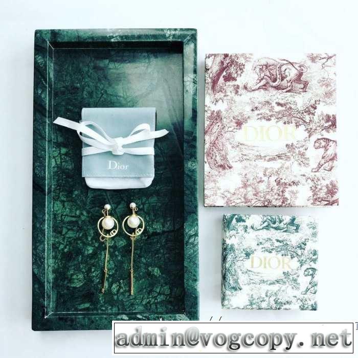 2019年最新ファッション 夏の大人カジュアルスタイル ディオール DIOR リラックス感のあるゆったり ピアス
