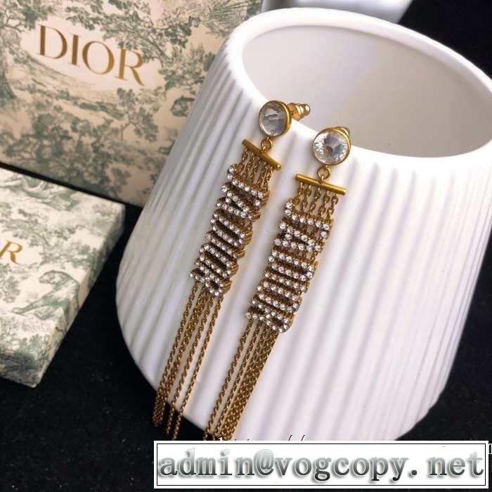 新作コレクションを見る ディオール2019年の春夏に着たい DIOR 馴染みやすいスタイル美品 ピアス