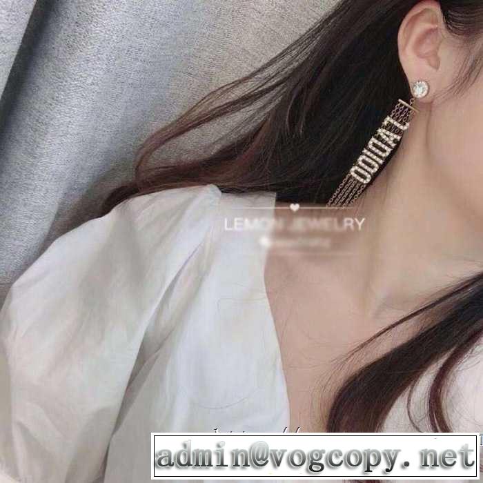 新作コレクションを見る ディオール2019年の春夏に着たい DIOR 馴染みやすいスタイル美品 ピアス