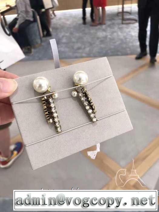ピアス ディオール きちんと感が抜群 DIOR 夏らしい季節感 2019即旬な装いに クールな印象を引き立て