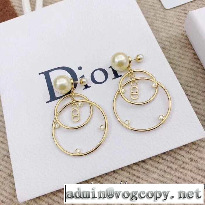 ピアス おすすめ大人かわいい着こなし ディオールリラックス感のある着こなし 2019夏ファション新品  DIOR 春色の最旬の人気アイテム