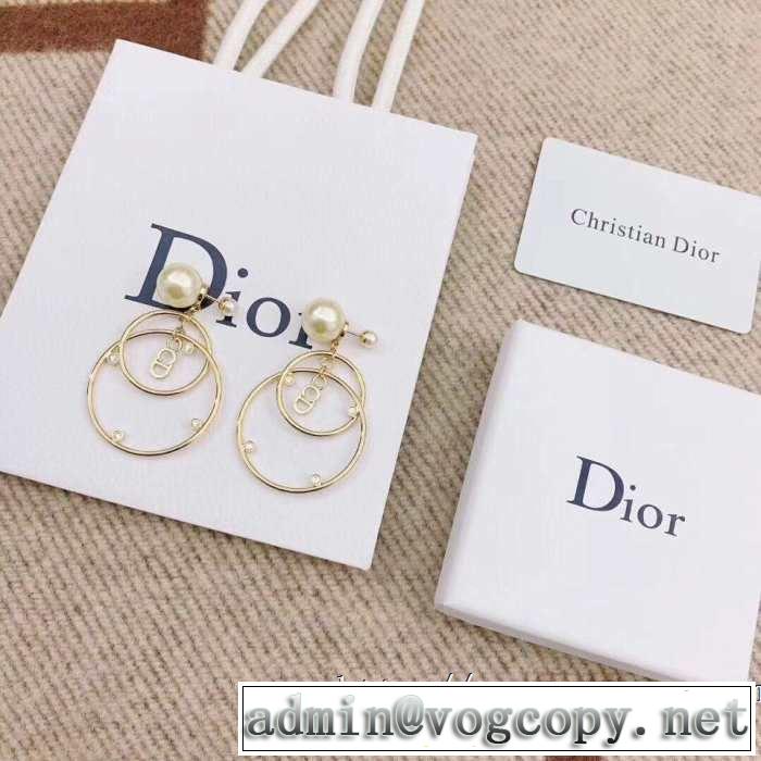 ピアス おすすめ大人かわいい着こなし ディオールリラックス感のある着こなし 2019夏ファション新品  DIOR 春色の最旬の人気アイテム