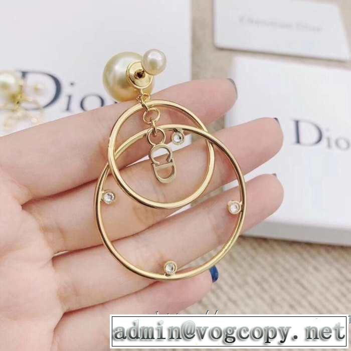 ピアス おすすめ大人かわいい着こなし ディオールリラックス感のある着こなし 2019夏ファション新品  DIOR 春色の最旬の人気アイテム