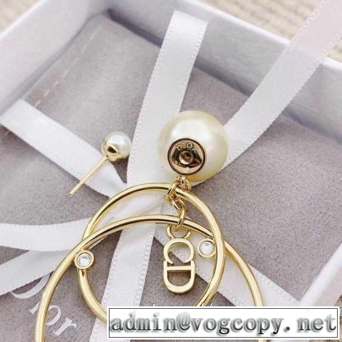 ピアス おすすめ大人かわいい着こなし ディオールリラックス感のある着こなし 2019夏ファション新品  DIOR 春色の最旬の人気アイテム