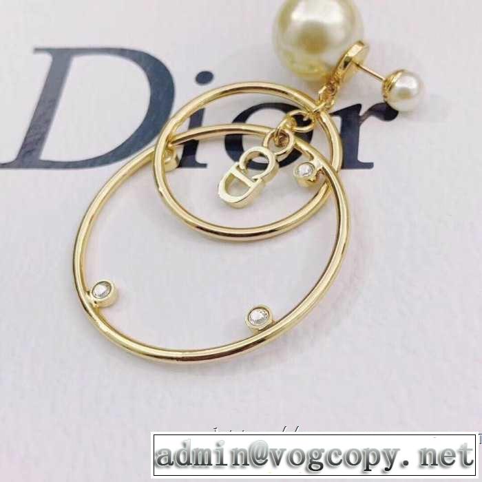 ピアス おすすめ大人かわいい着こなし ディオールリラックス感のある着こなし 2019夏ファション新品  DIOR 春色の最旬の人気アイテム