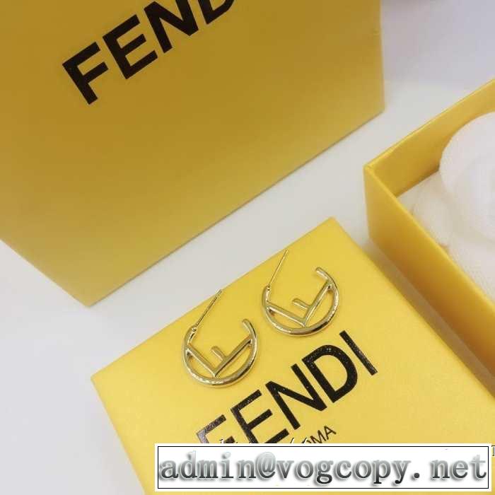 2019春夏も引き続きトレンド 大人のこなれた着こなし フェンディ FENDI 今年もトレンド ピアス