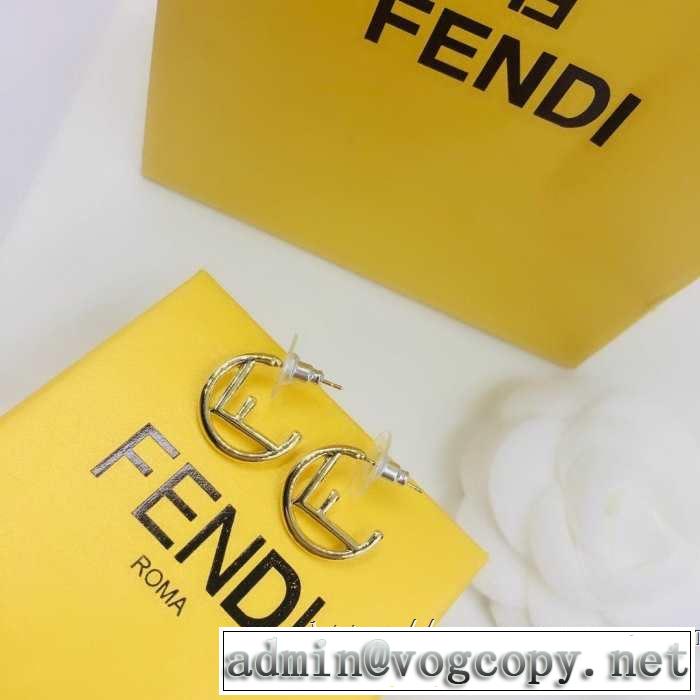 2019春夏も引き続きトレンド 大人のこなれた着こなし フェンディ FENDI 今年もトレンド ピアス