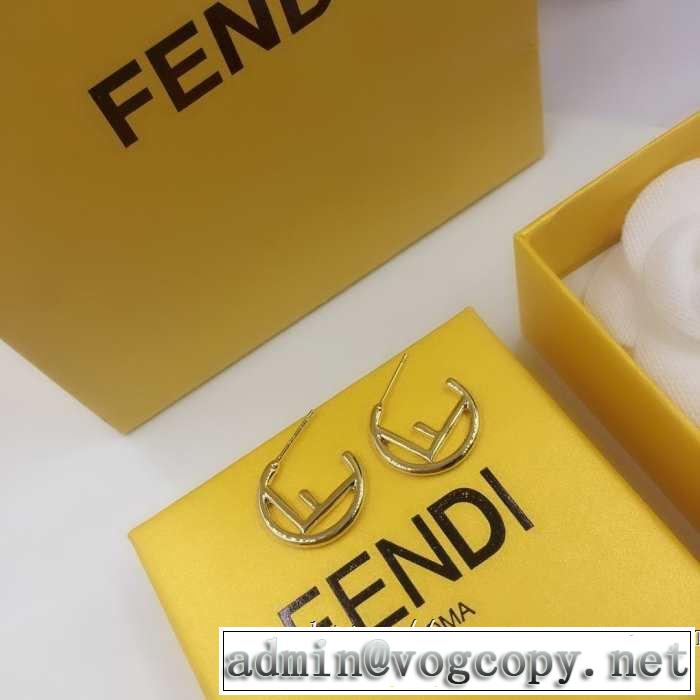 2019春夏も引き続きトレンド 大人のこなれた着こなし フェンディ FENDI 今年もトレンド ピアス