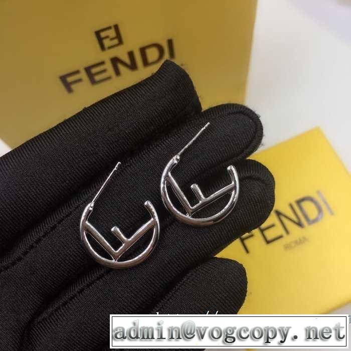 2019春夏も引き続きトレンド 大人のこなれた着こなし フェンディ FENDI 今年もトレンド ピアス