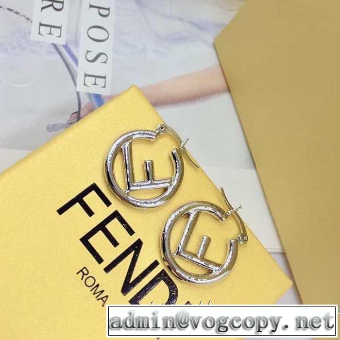 春夏！大人カジュアル  優しい雰囲気スタイリッシュに フェンディ FENDI【2019年】夏のファッション ピアス