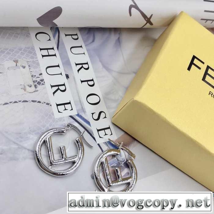 春夏！大人カジュアル  優しい雰囲気スタイリッシュに フェンディ FENDI【2019年】夏のファッション ピアス
