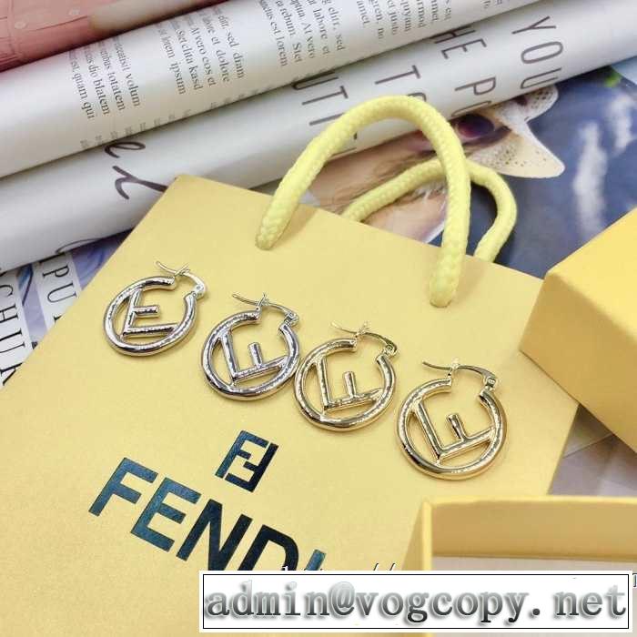 春夏！大人カジュアル  優しい雰囲気スタイリッシュに フェンディ FENDI【2019年】夏のファッション ピアス