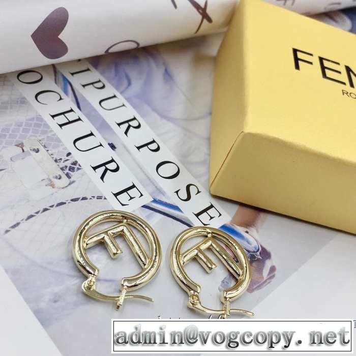 春夏！大人カジュアル  優しい雰囲気スタイリッシュに フェンディ FENDI【2019年】夏のファッション ピアス