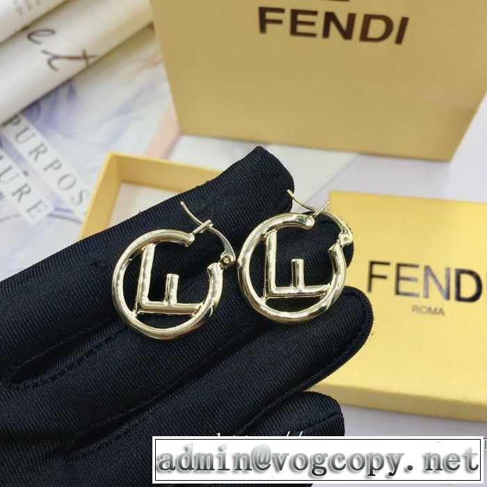 春夏！大人カジュアル  優しい雰囲気スタイリッシュに フェンディ FENDI【2019年】夏のファッション ピアス