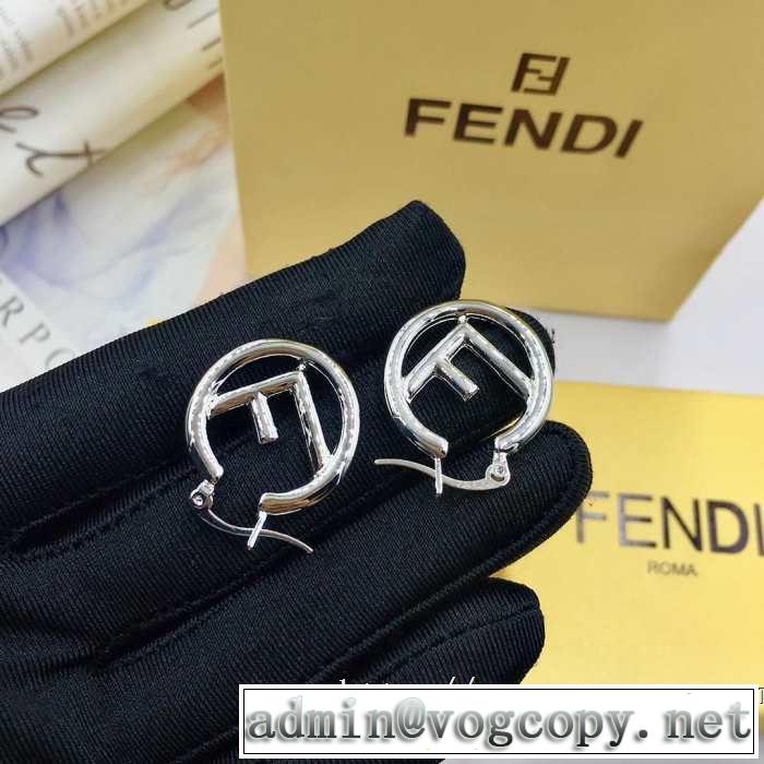 春夏！大人カジュアル  優しい雰囲気スタイリッシュに フェンディ FENDI【2019年】夏のファッション ピアス