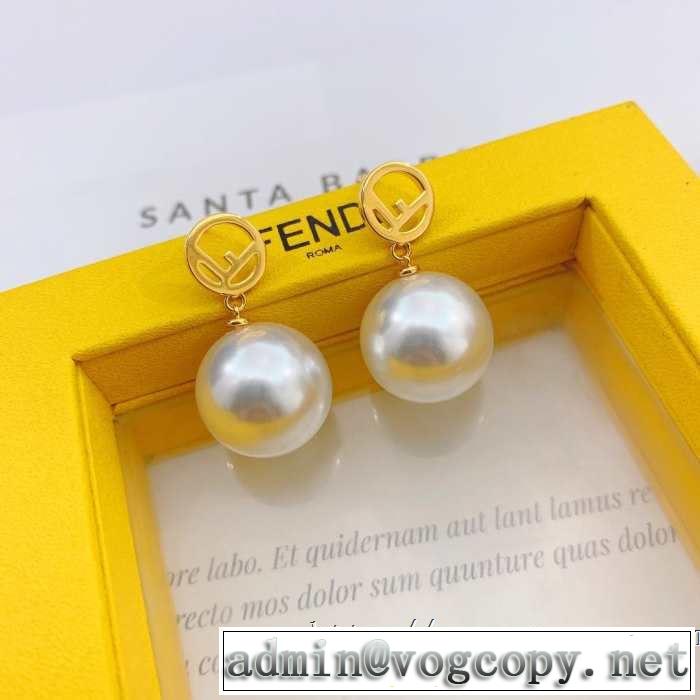 素敵なスタイルで夏の定番 ピアス 今年春夏ファション流行り フェンディ FENDI 暑い今こそ活躍させたい！