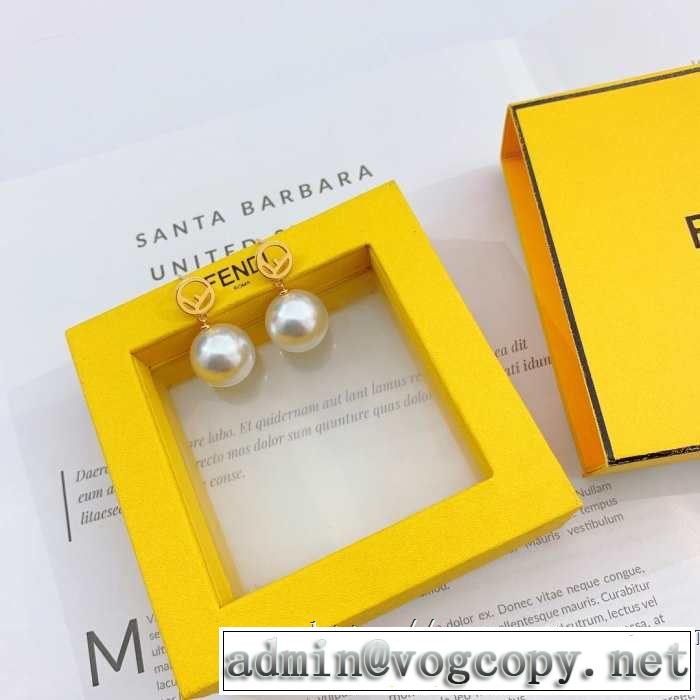 素敵なスタイルで夏の定番 ピアス 今年春夏ファション流行り フェンディ FENDI 暑い今こそ活躍させたい！