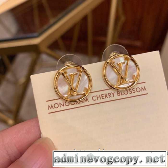 2019即旬な装いに  きちんと感が抜群 ピアス 夏らしい季節感 ルイ ヴィトン LOUIS VUITTON きれいめ上品に