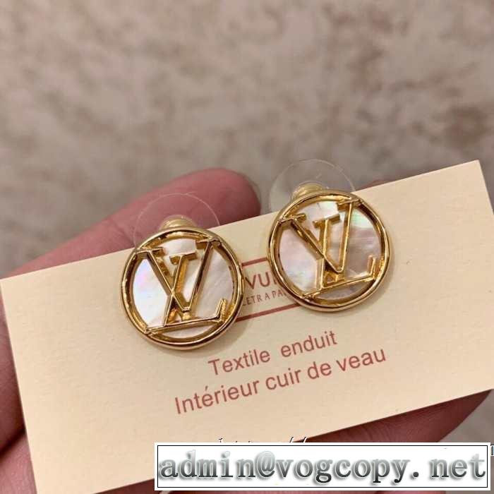 2019即旬な装いに  きちんと感が抜群 ピアス 夏らしい季節感 ルイ ヴィトン LOUIS VUITTON きれいめ上品に